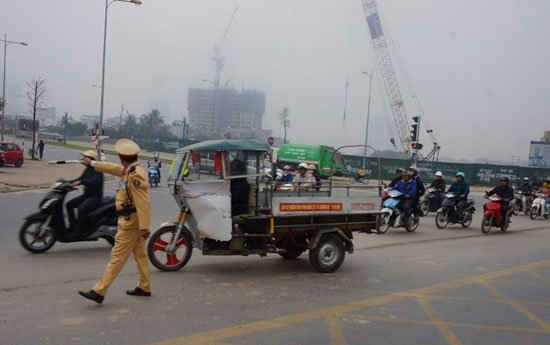 CSGT xử phạt xe lấn làn BRT tại Lê Văn Lương