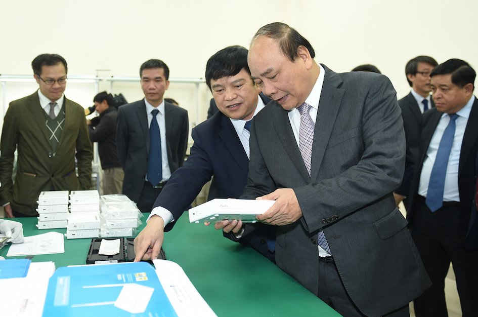 Thủ tướng tham quan Nhà máy điện tử số 2 của Công ty VNPT Technology.