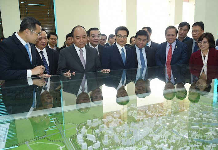 Thủ tướng xem mô hình quy hoạch Làng công nghệ cao Hòa Lạc.