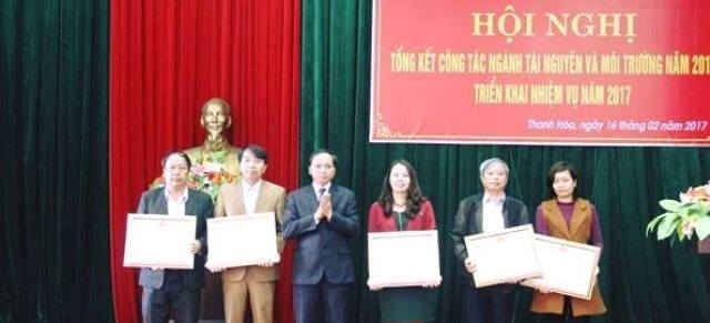 Ông Nguyễn Đức Quyền – Phó Chủ tịch UBND tỉnh Thanh Hóa trao Bằng khen cho các cá nhân và tập thể có thành tích xuất sắc trong ngành tài nguyên và môi trường năm 2016.