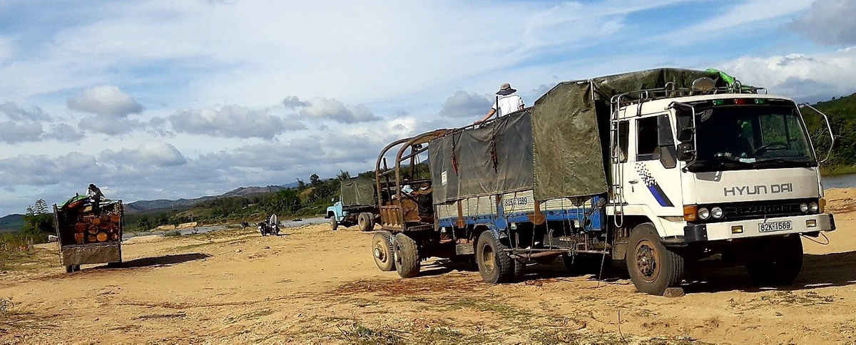  Xe chở gỗ lậu bị tịch thu trong mỏ cát trên sông Đắk Bla.