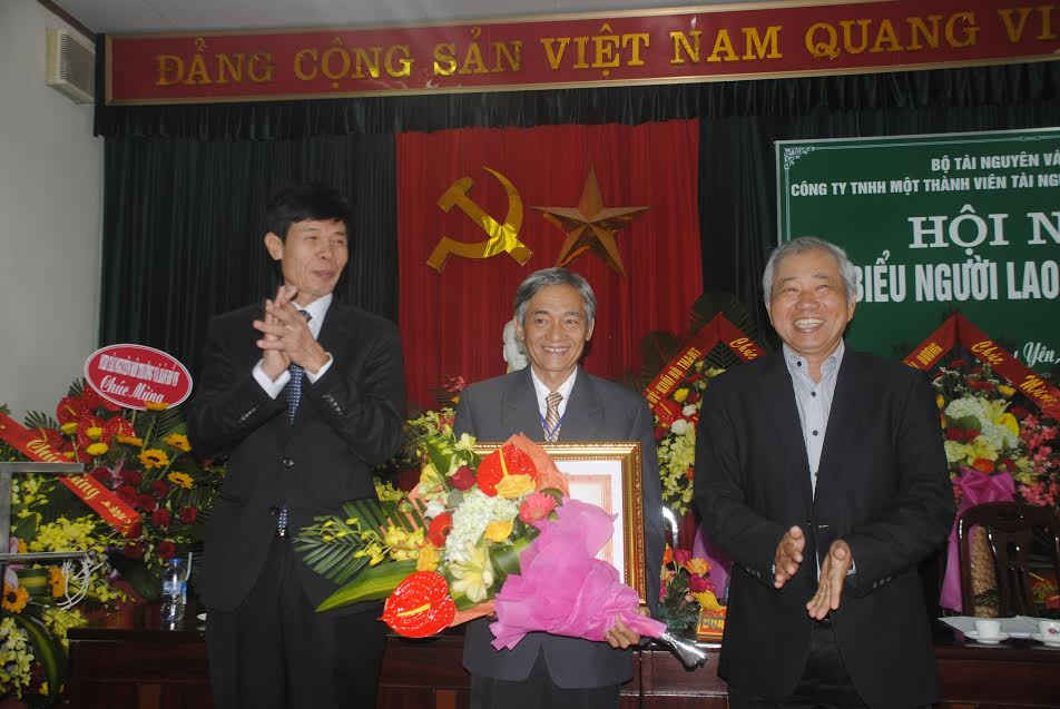 Ông Chu Phạm Ngọc Hiển, Thứ trưởng Bộ Tài nguyên & Môi trường trao Huân Chương Lao động cho cá nhân và tập thể của Công ty