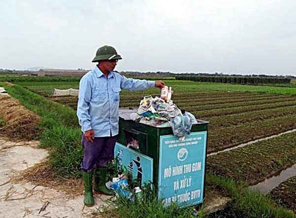  Nông dân Vĩnh Phúc tự giác bỏ vỏ thuốc BVTV vào thùng rác