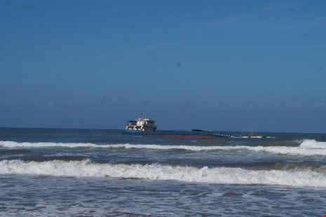 Chiếc tàu chở theo gần 3.000 tấn than mắc cạn trên vùng biển Thừa Thiên-Huế.