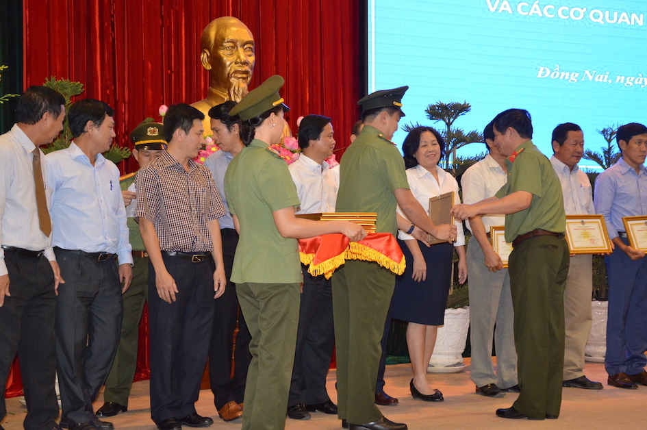 Lãnh đạo Công an tỉnh Đồng Nai trao bằng khen cho các doanh nhân đóng góp vào Quỹ doanh nhân với ANTT