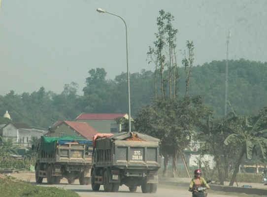 Hàng loạt xe tải chở đất trái phép nối đuôi nhau chạy bạt mạng trên đường