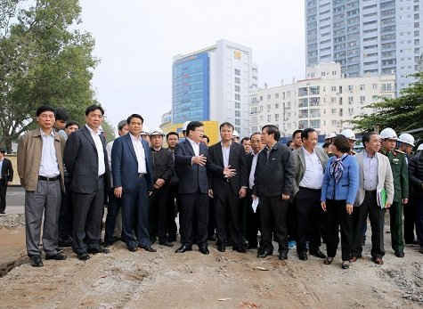 Phó Thủ tướng Trịnh Đình Dũng kiểm tra công trình Dự án mở rộng đường vành đai III đoạn Mai Dịch - Nội Bài.