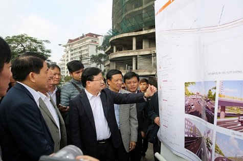 Phó Thủ tướng Trịnh Đình Dũng đặc biệt nhấn mạnh yêu cầu bảo đảm an toàn tuyệt đối khi hạ cốt đê đoạn An Dương.