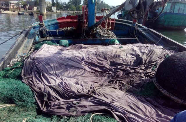 Sau khi xảy ra sự cố “bùn lạ”, nhiều ngư dân buộc phải neo tàu thuyền để xử lý, làm sạch ngư cụ