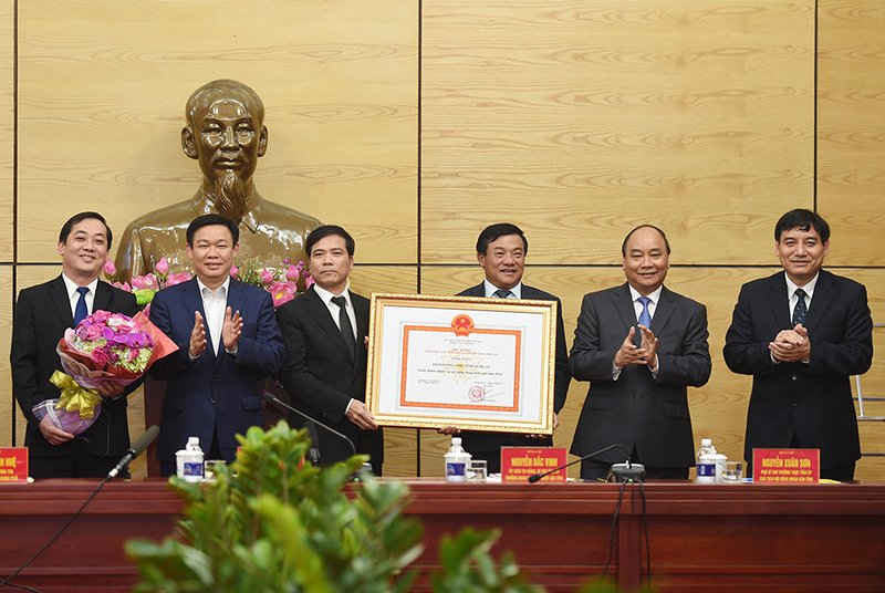 Thủ tướng trao bằng công nhận thành phố Vinh hoàn thành nhiệm vụ xây dựng nông thôn mới năm 2016.