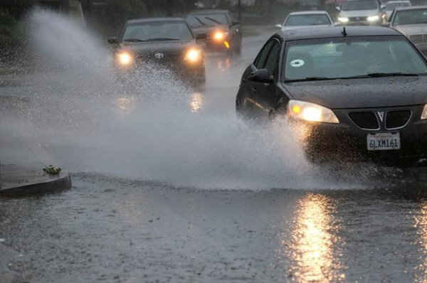 Ô tô lái xe trong cơn mưa lớn ở Los Angeles. Ảnh: REUTERS / Ringo Chiu
