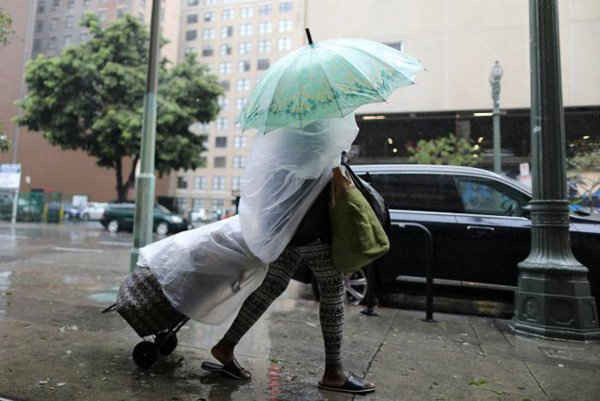 Một phụ nữ đi bộ trong mưa ở Los Angeles. Ảnh: REUTERS / Lucy Nicholson