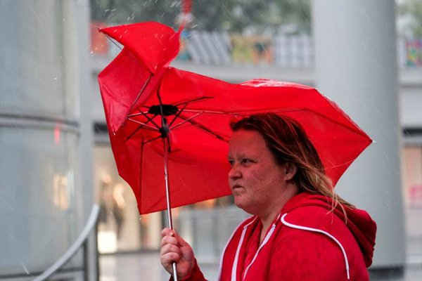 Người phụ nữ cố giữ chặt chiếc ô trong gió và mưa quật mạnh ở Los Angeles. Ảnh: REUTERS / Ringo Chiu