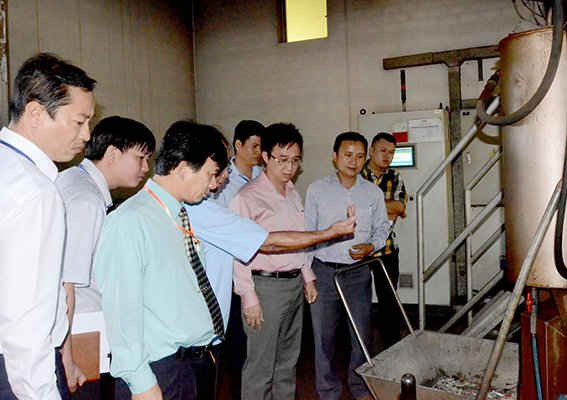 Đồng chí Đặng Minh Thông và đại diện các cơ quan chức năng khảo sát thực tế hoạt động của lò đốt rác thải y tế tại Bệnh viện Đa khoa Bà Rịa.