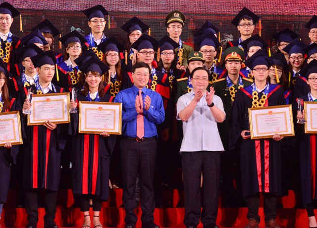 Hà Nội tổ chức lễ tuyên dương thủ khoa xuất sắc ở các trường đại học trên địa bàn (Ảnh: Mai Châm)