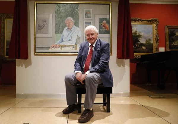David Attenborough ngồi trước bức tranh chân dung của ông để đánh dấu sinh nhật lần thứ 90 tại Bảo tàng New Walk và Phòng triển lãm Nghệ thuật tại Leicester, Anh, ngày 22/9/2016. Ảnh: REUTERS / Darren Staples