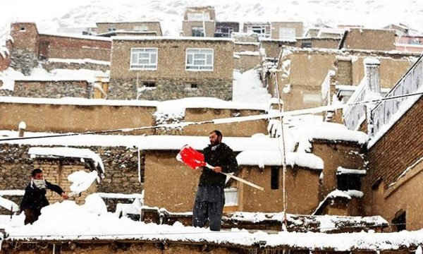 Người dân thủ đô Kabul, Afghanistan dọn tuyết trên mái nhà