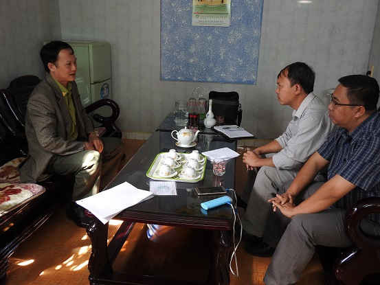 Ông Nguyễn Văn Nam (trái) – Chi cục phó Chi cục kiểm lâm Kon Tum đang làm việc với phóng viên.