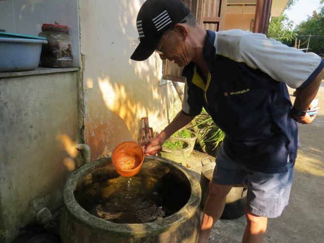 Ông Phạm Hữu Đức lo lắng khi sử dụng nguồn nước bị ô nhiễm