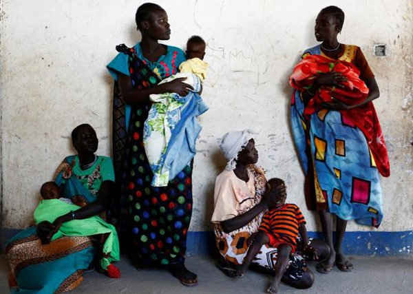 Những người phụ nữ bế con của họ trong khi chờ đợi kiểm tra sức khỏe tại trạm y tế di động được UNICEF hỗ trợ ở làng Nimini, bang Unity, Nam Sudan vào ngày 8/2/2017. Ảnh: REUTERS / Siegfried Modola