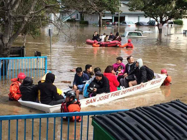 Lực lượng cứu hộ trên những chiếc thuyền dẫn đường của Sở Cứu Hỏa San Jose khi sơ tán cư dân của Nordale Avenue ngày 21/2/2017
