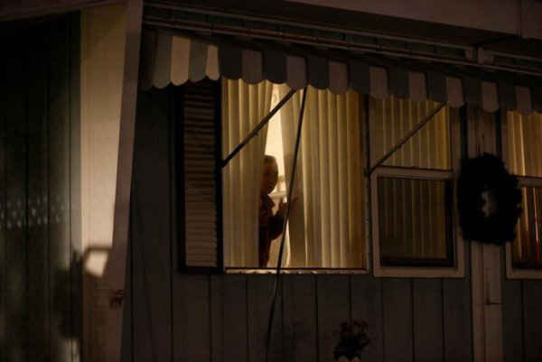 Một cư dân nhìn qua ô cửa sổ trong vùng sơ tán do lũ ở thành phố San Jose, California, Mỹ vào ngày 21/2/2017. REUTERS / Stephen Lam