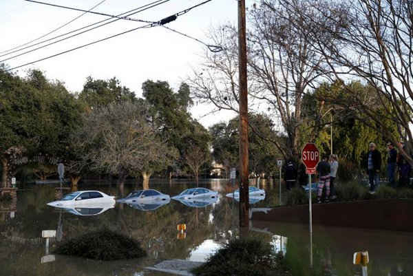 Những chiếc xe gần như ngập hoàn toàn trong nước lũ tại William Street Park sau khi mưa lớn làm ngập con lạch Coyote ở San Jose, California, Mỹ vào ngày 21/2/2017. Ảnh: REUTERS / Stephen Lam