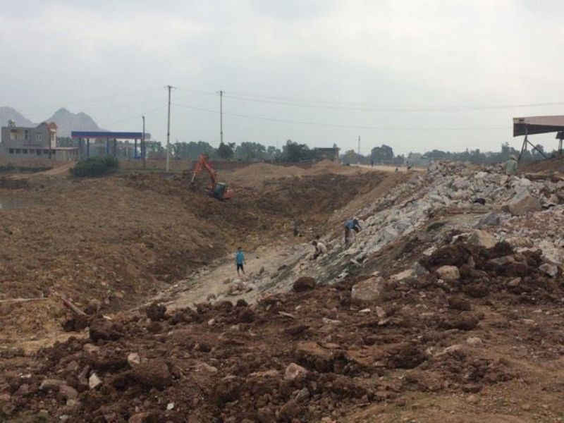 Điểm lấy đất nằm ngay bên đường vành đai phía Tây huyện Đông Sơn bị đào sâu cả chục mét, tiềm ẩn nhiều nguy hiểm.