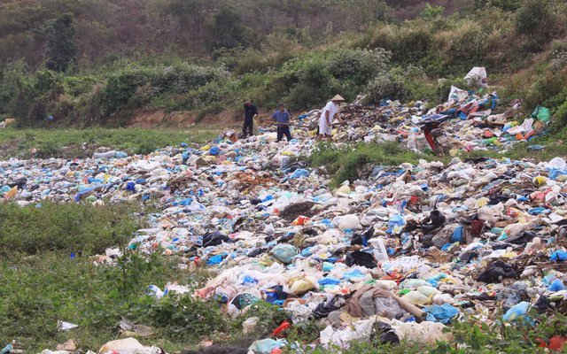 Một phần bãi rác rộng 2ha tại xã Cư K’nia