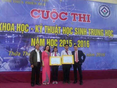 Nhóm tác giả nhận giải tại cuộc thi Sáng tạo Thanh thiếu niên, nhi đồng tỉnh Thừa Thiên Huế lần thứ 9 năm 2016