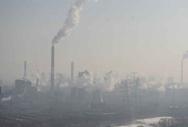 Những cột khói bốc lên từ các ống khói và tháp giải nhiệt của một nhà máy thép trong thời tiết bị sương mù bao phủ ở Thái Nguyên, tỉnh Sơn Tây, Trung Quốc vào ngày 28/12/2016. Ảnh: REUTERS / Stringer