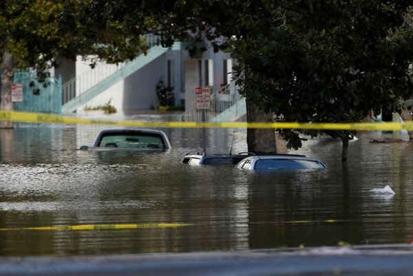Những chiếc xe hơi gần như chìm hẳn trong nước lũ sau khi những trận mưa lớn tràn ngập con lạch Coyote ở San Jose, California, Mỹ. REUTERS / Stephen Lam