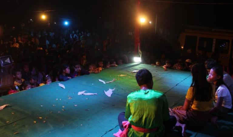Các chương trình biểu diễn nghệ thuật thu hút sự tham gia đông đảo người dân địa phương. Ảnh: Nhóm Phát triển nông thôn Campuchia