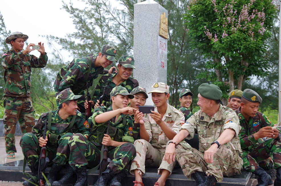 Các bộ, chiến sĩ đồn BP Hà Tiên - BĐBP KG và lực lượng bảo vệ Biên giới CPC sau buổi tuần tra bên mốc chủ quyền 314