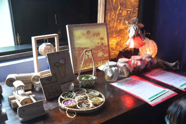 Các sản phẩm bằng giấy được làm từ dừa nước Cẩm Thanh được đem đến triển lãm 