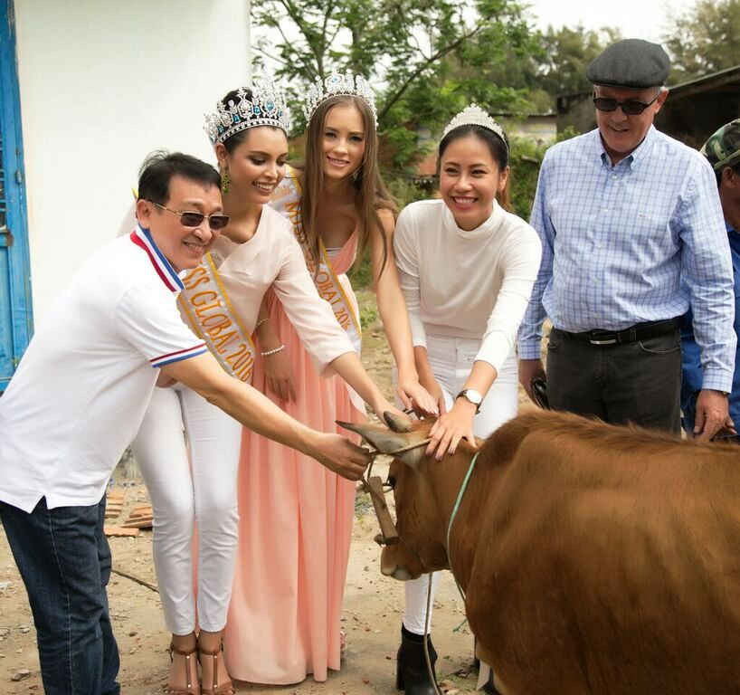 Hoa hậu Toàn cầu - Miss Global 2016 Angela Bonilla và Á hậu Toàn cầu Nikola Bechynova đã trao bò từ thiện cho 9 hộ gia đình khó khăn