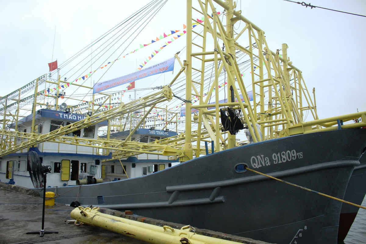 Tàu QNa- 91809 được bàn giao cho ngư dân Phạm Bé 