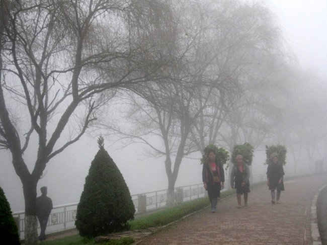 Thị trấn Sa Pa tràn ngập trong sương mù và mưa nhỏ
