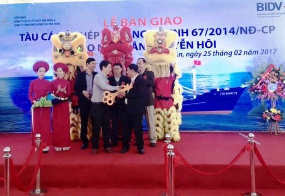 Đại diện Công ty CP Đầu tư và phát triển Thủy sản Đông Á trao chìa khóa cho chủ tàu