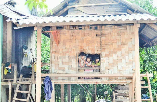 Nhiều hộ dân vùng đồng bào dân tộc thiểu số ở Quảng Trị chưa có nhà ở kiên cố