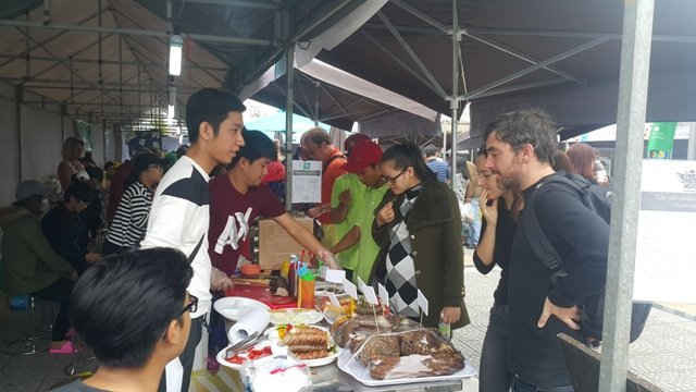 Người dân và khách du lịch hào hứng tham gia hội chợ