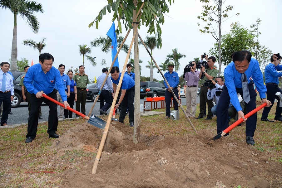Đồng chí Vương Đình Huệ (bên trái) trồng cây lưu niệm tại Trung tâm hoạt động thanh thiếu niên tỉnh.