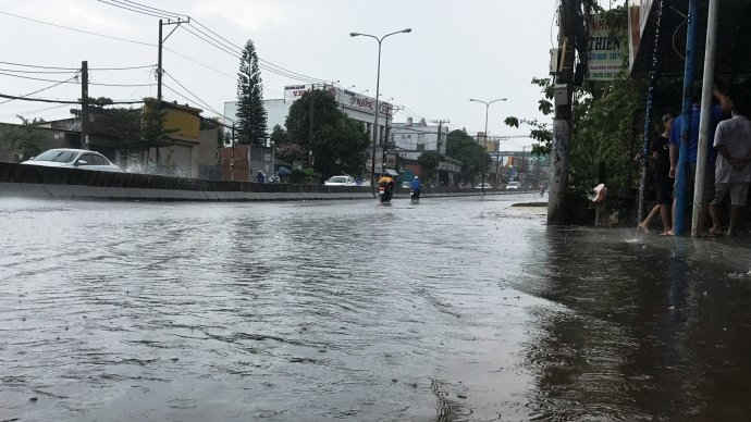 Cơn mưa trái mùa gây ngập một số tuyến đường ở TP.HCM.