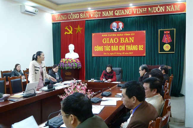 Nhà báo Trần Hương, Đại diện Báo TN&MT Khu vực Tây Bắc phát biểu tại hội nghị giao ban