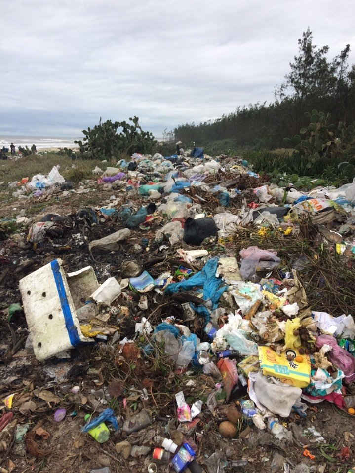 Bãi rác tự phát tại khối phố Hà Quảng Bắc, phường Điện Dương đã tồn tại nhiều năm nay gây mất mỹ quan và gây ô nhiễm môi trường