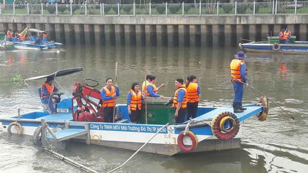 Tiến hành vớt rác trên kênh Nhiêu Lộc - Thị Nghè