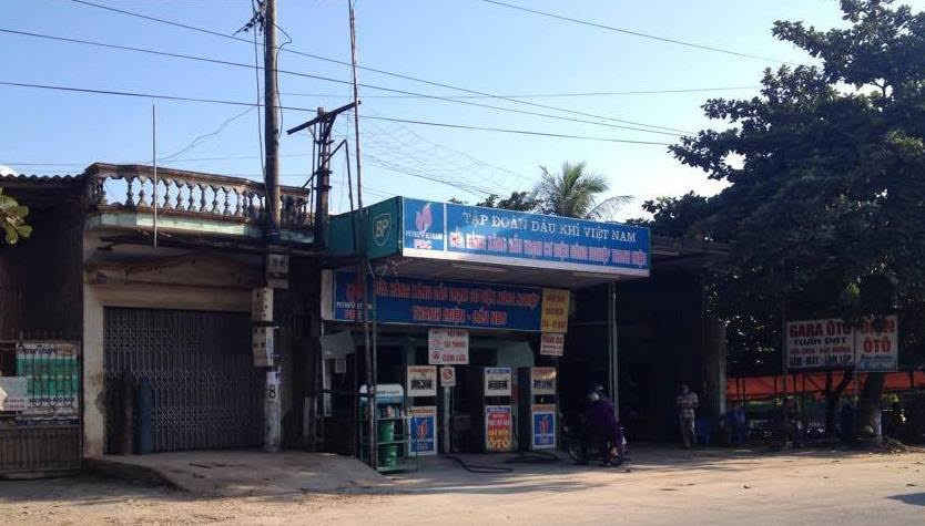 Cửa hàng kinh doanh xăng dầu Trần Chinh có vòi bơm cách tường nhà 1m