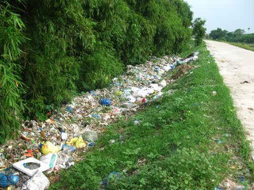 Rác thải công nghiệp đổ ven đường đê xuống đò hàn thuộc phường Bình Hàn, TP. Hải Dương