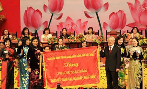 Tổng Bí thư Nguyễn Phú Trọng trao tặng bức trướng cho Hội Liên hiệp phụ nữ Việt Nam tại Đại hội đại biểu phụ nữ toàn quốc lần thứ XI. Bức trướng của Tổng Bí thư mang dòng chữ “Đoàn kết, sáng tạo, hội nhập, phát triển”