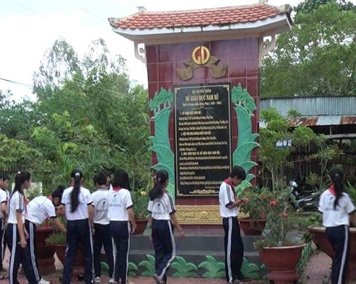 Bia Truyền thống giáo dục Nam Bộ trong khuôn viên Trường THCS Hoàng Xuân Nhị.